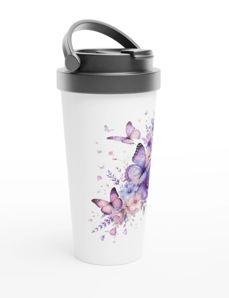 Mug de voyage blanc, couvercle noir et anse, papillons violets sur le côté.
