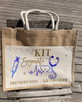Tote bag en toile beige avec motif « KIT Soignante » et icônes médicales bleues