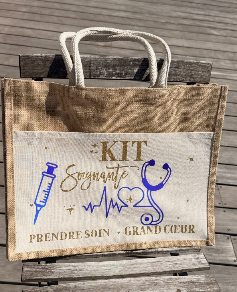 Tote bag en toile beige avec motif « KIT Soignante » et icônes médicales bleues