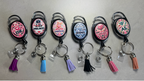 Lot de porte-badges noirs avec badges soignants colorés et pompons variés