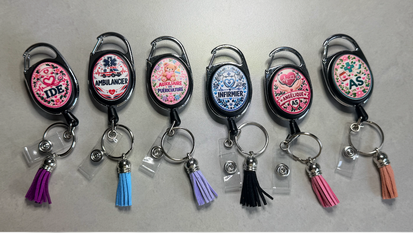 Lot de porte-badges noirs avec badges soignants colorés et pompons variés