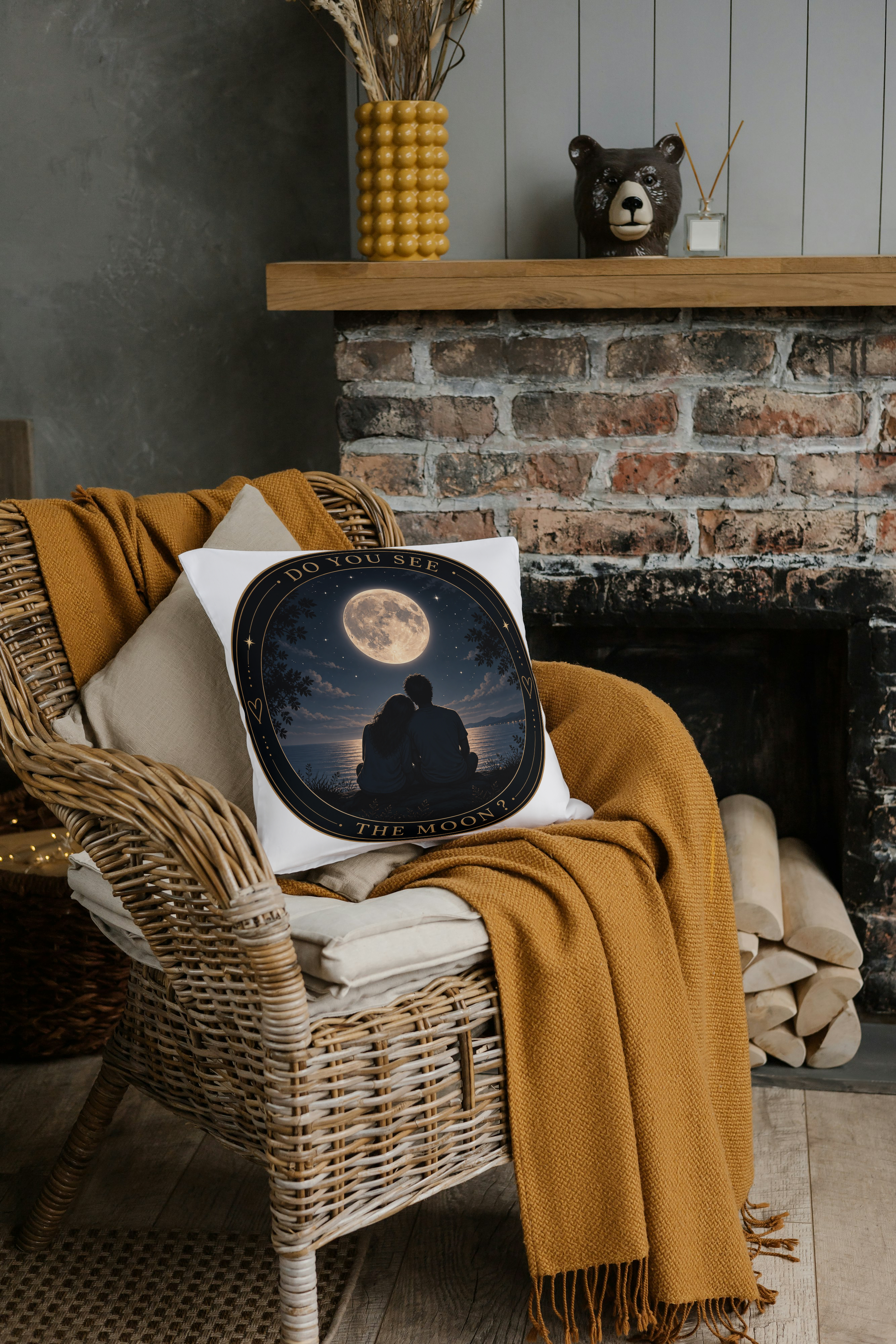 Coussin blanc avec illustration lune et silhouette de couple, texte « THE MOON » doré