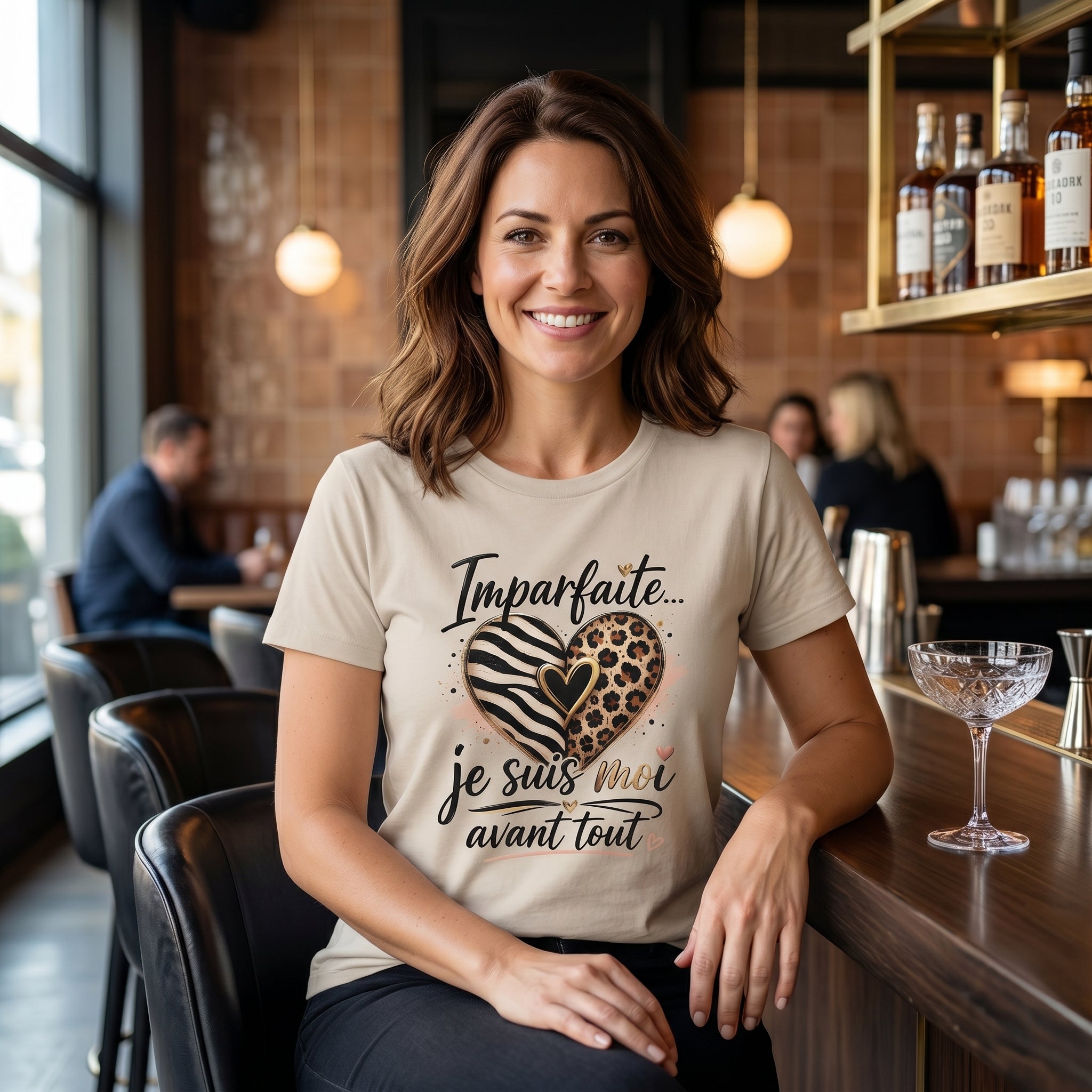 T-shirt femme beige clair, col rond, imprimé cœur léopard et texte « Je suis moi »