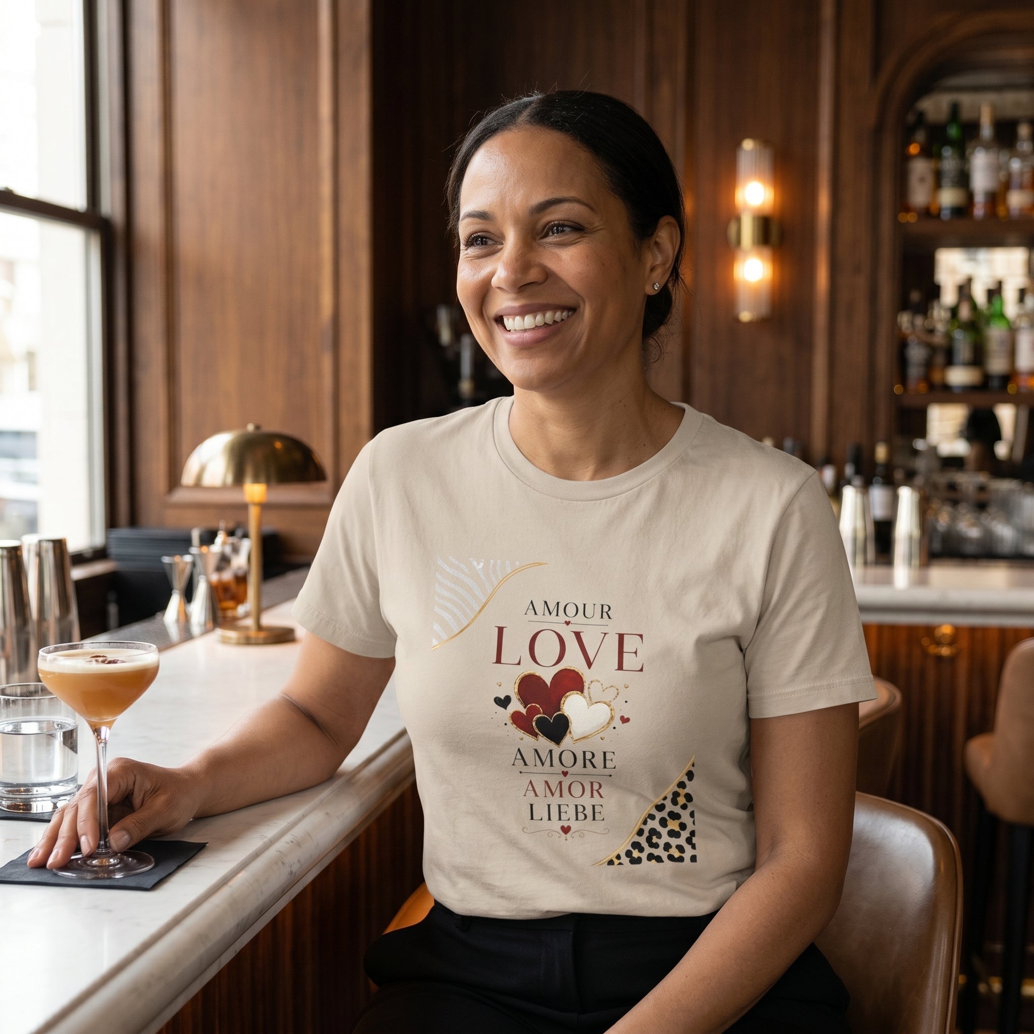 T-shirt femme blanc cassé à manches courtes, imprimé cœur “AMOUR LOVE AMORE”.