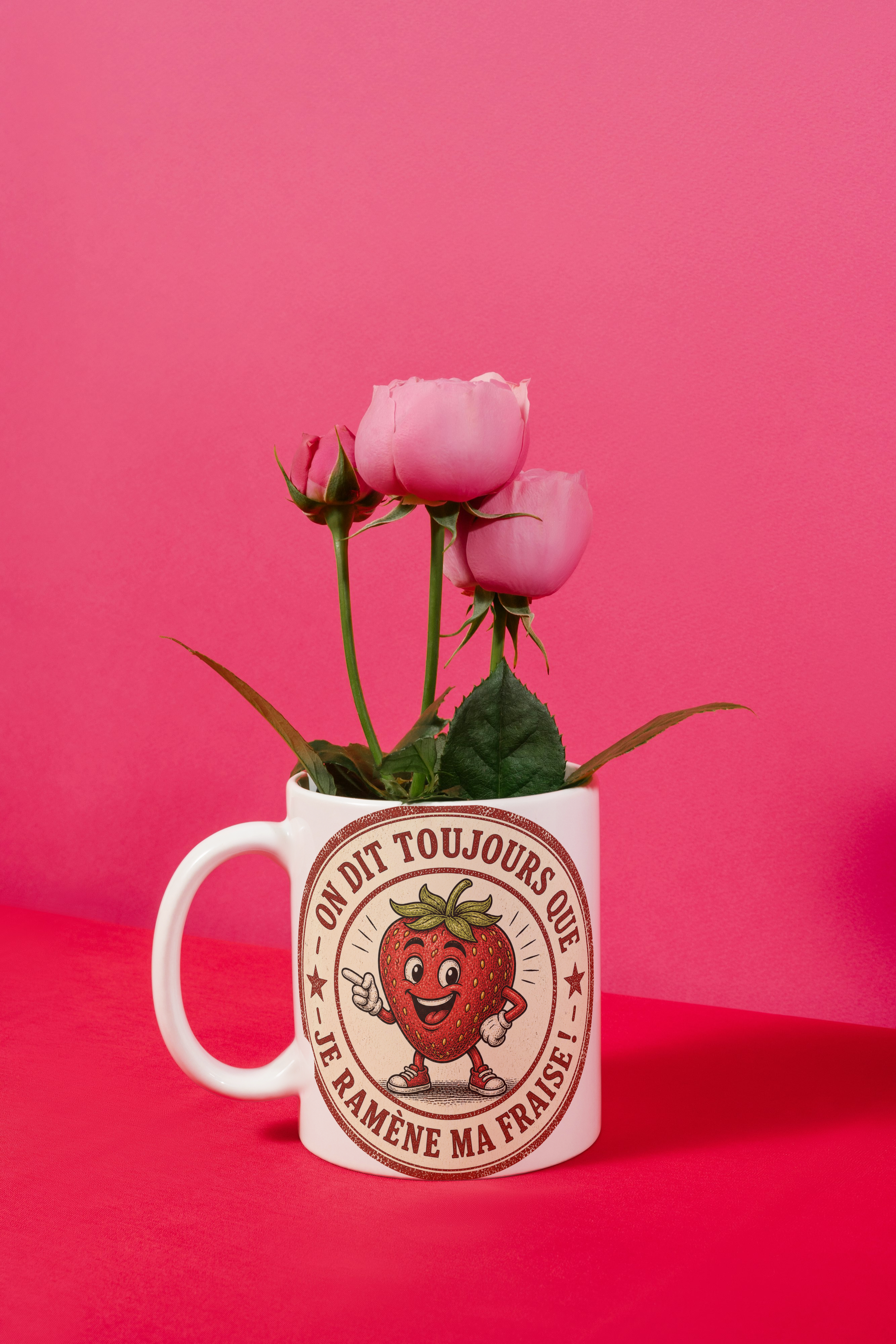 Mug blanc avec motif fraise souriante et bouquet de roses, anse sur le côté