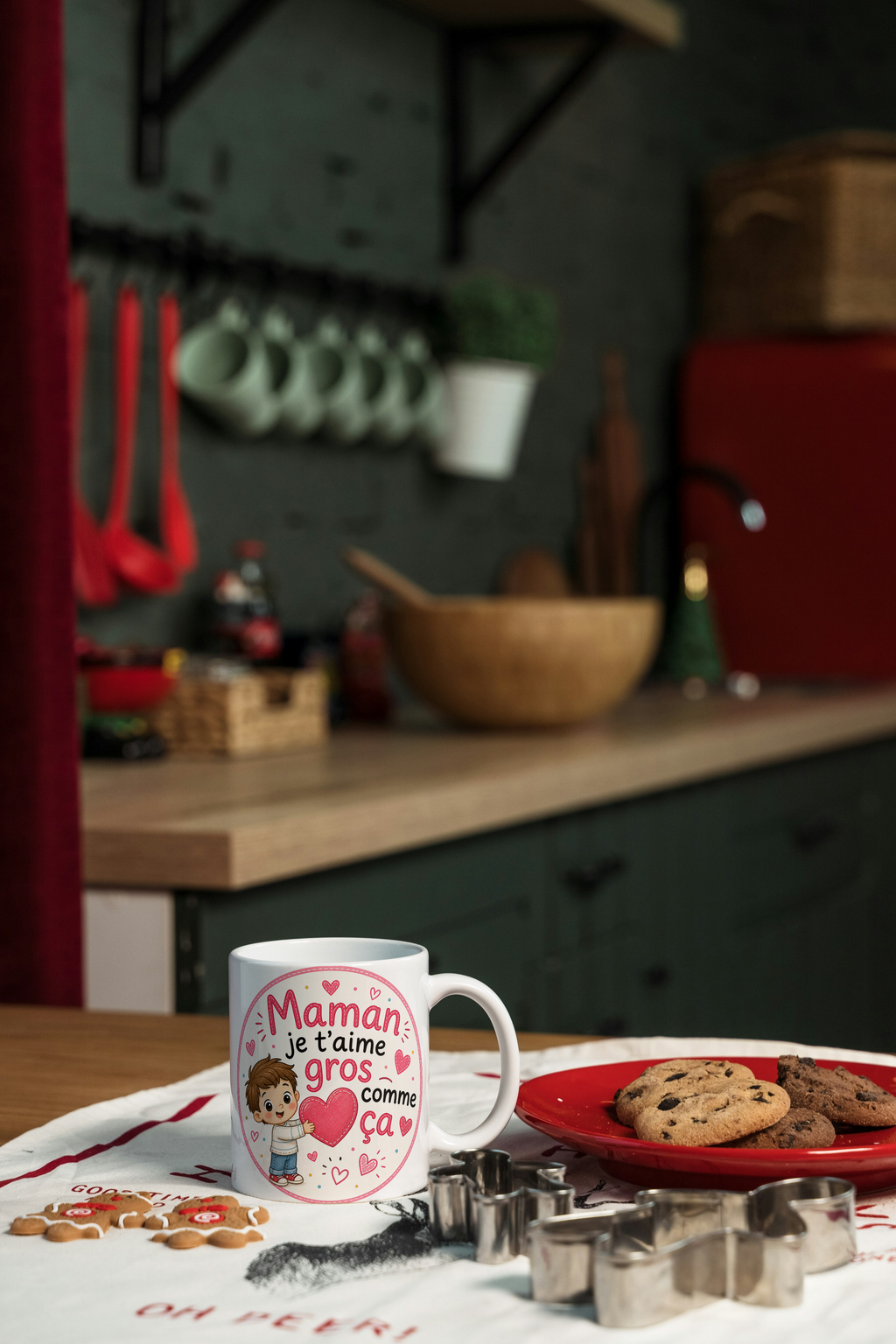 Tasse blanche « Maman je t’aime gros comme ça » sur comptoir, près de biscuits