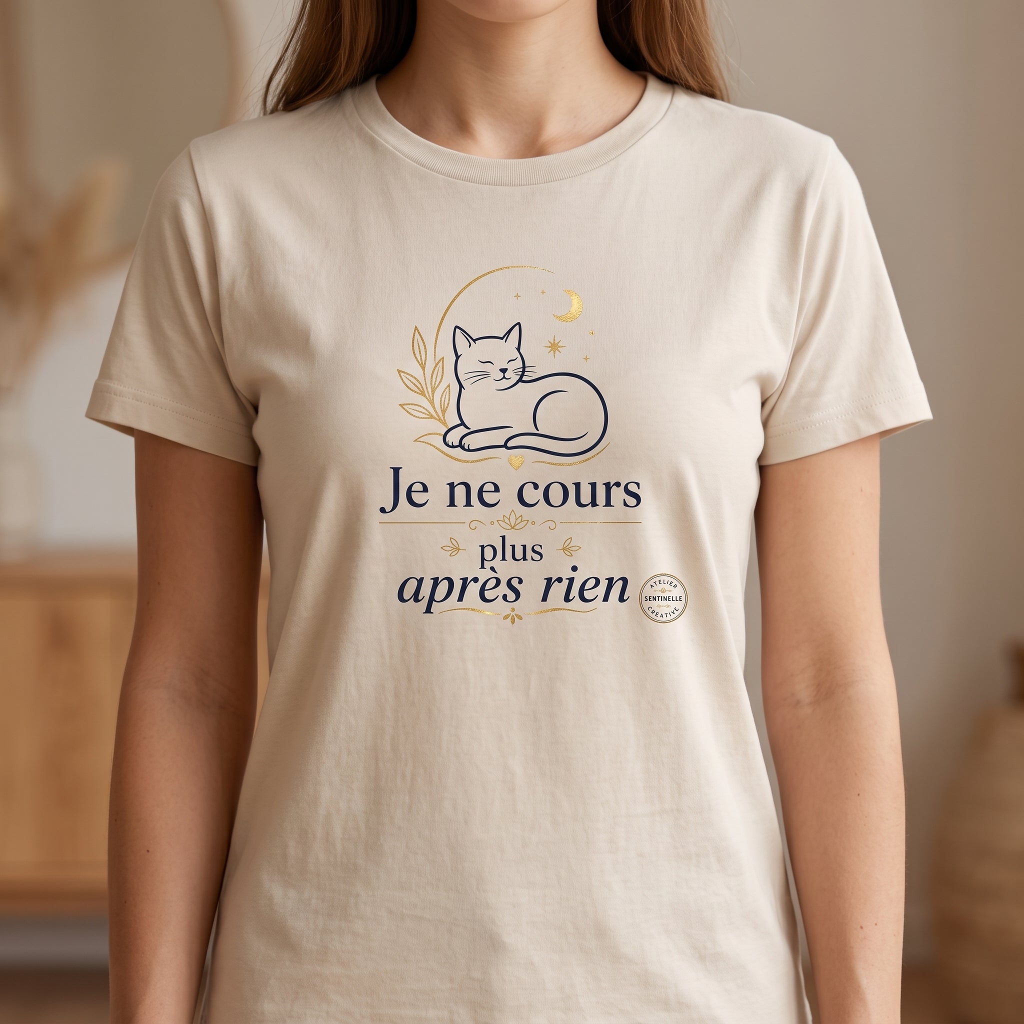T-shirt unisexe sable clair avec chat imprimé et slogan « Je ne cours plus après rien »