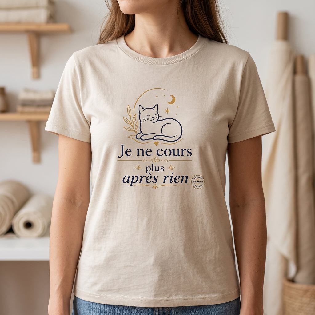 T-shirt unisexe beige clair avec imprimé chat endormi et texte « Je ne cours plus après rien »