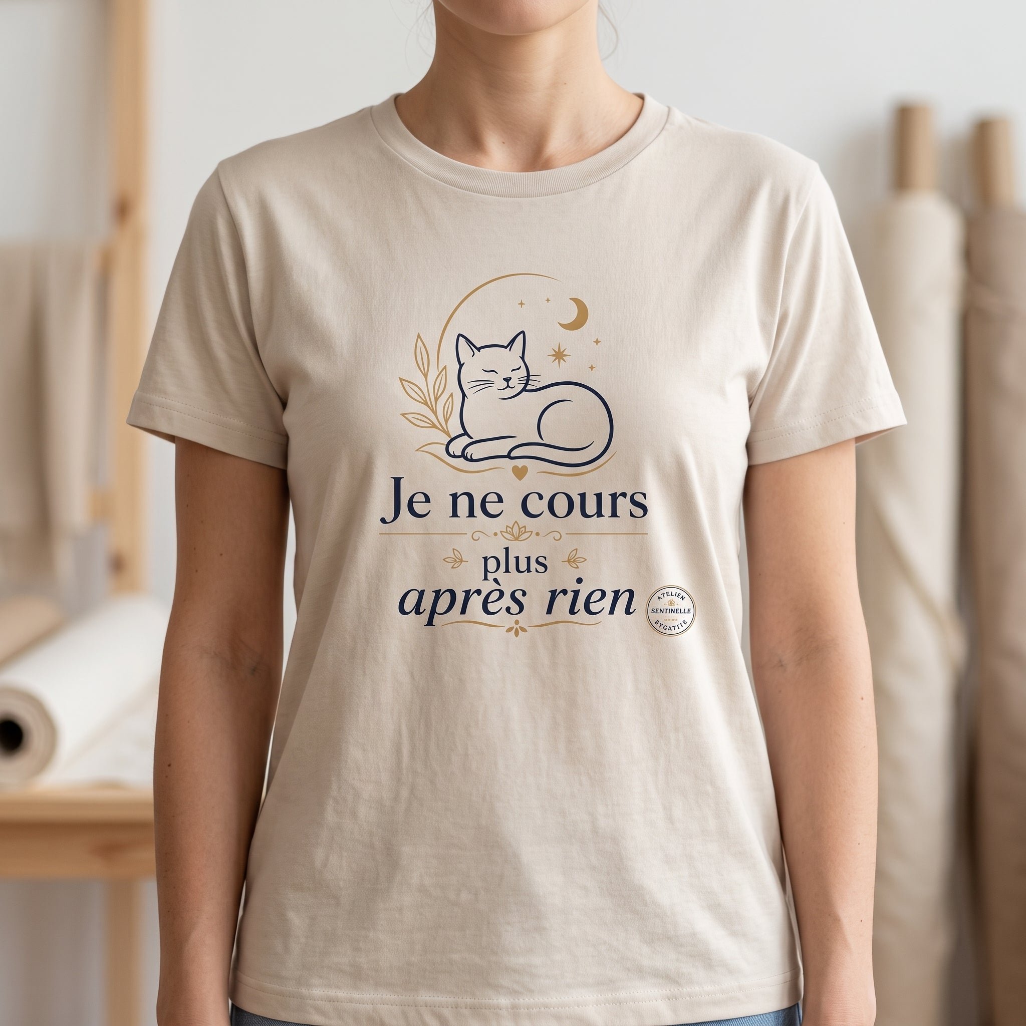 T-shirt unisexe beige avec imprimé chat et feuilles, texte « Je ne cours plus après rien »