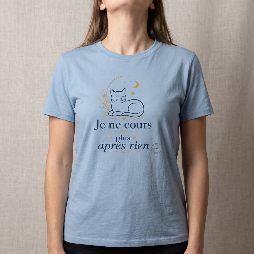 T-shirt unisexe bleu clair avec imprimé chat endormi et slogan « Je ne cours plus après rien »