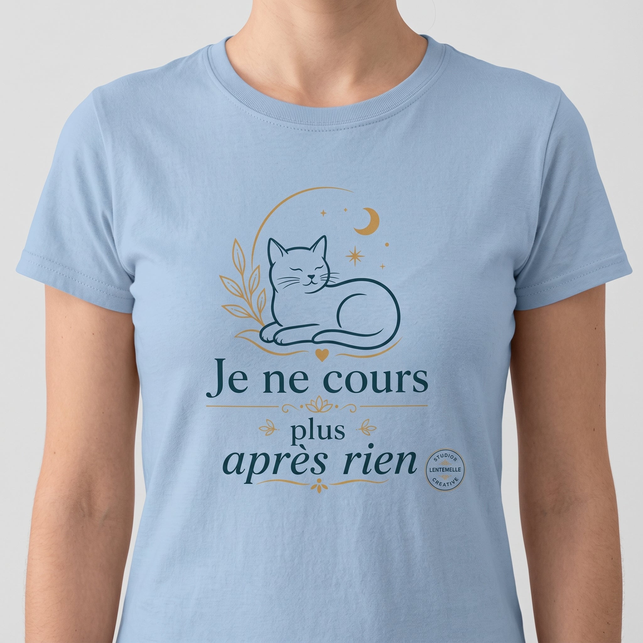 T-shirt unisexe bleu clair avec imprimé chat endormi et slogan « Je ne cours plus après rien »