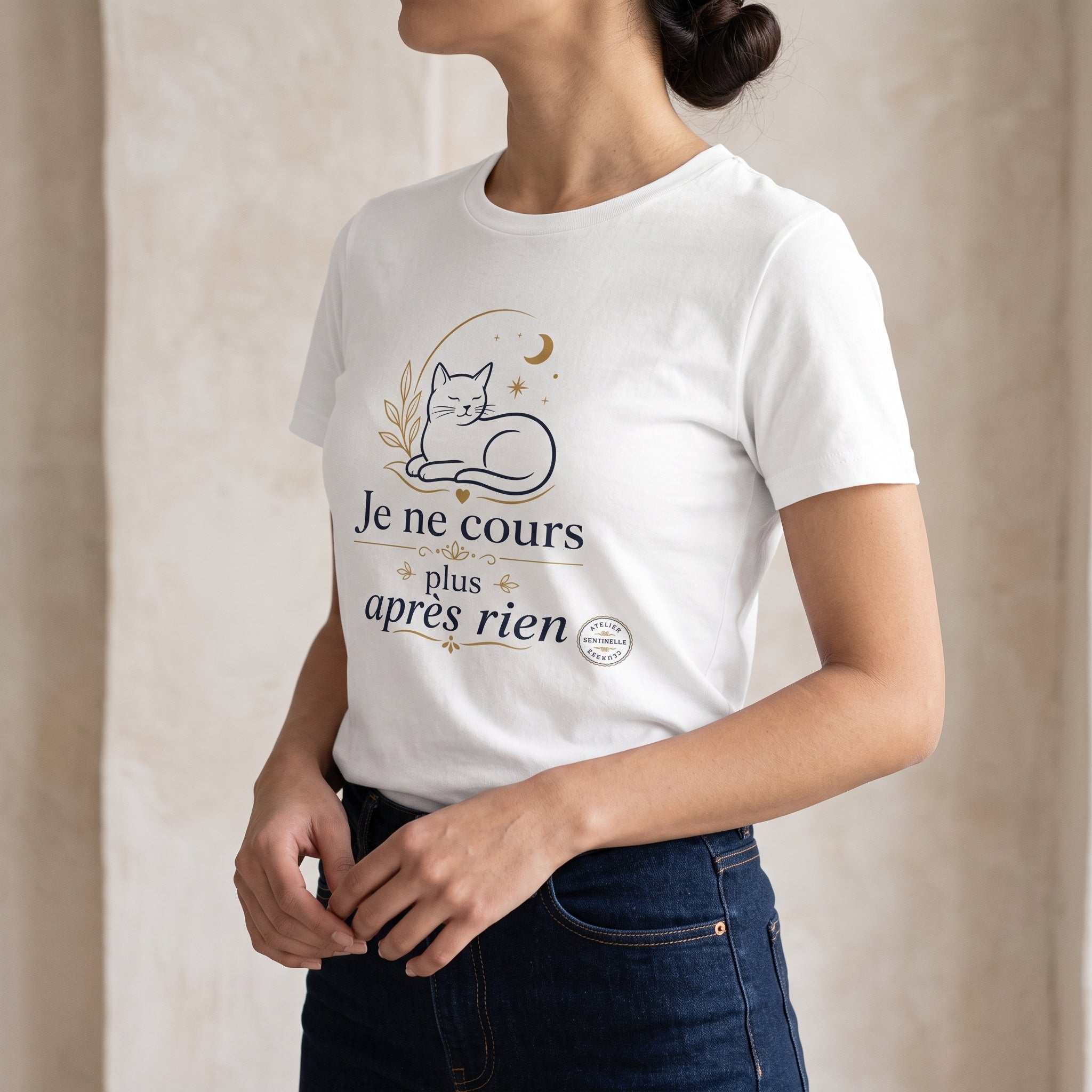 T-shirt unisexe blanc avec imprimé chat endormi et texte « Je ne cours plus après rien »