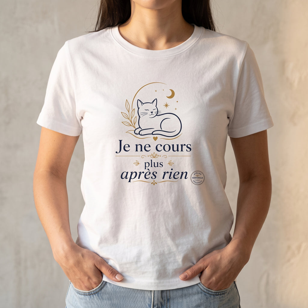 T-shirt unisexe blanc manches courtes, imprimé chat et « Je ne cours plus après rien »