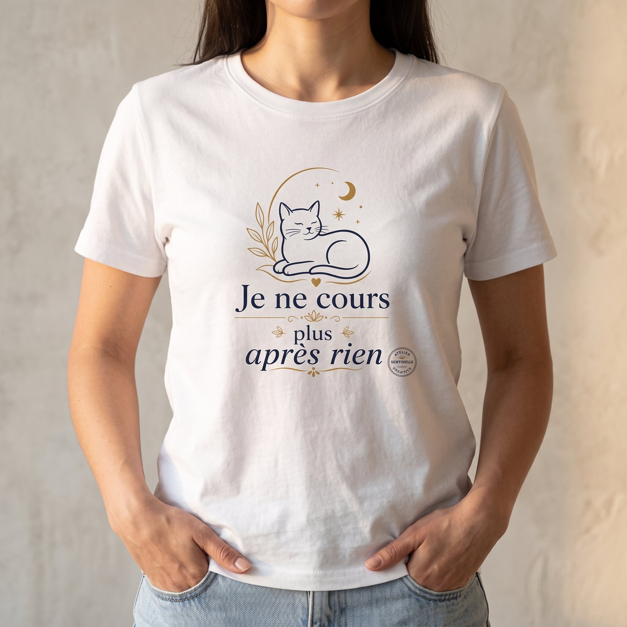 T-shirt unisexe blanc manches courtes, imprimé chat et « Je ne cours plus après rien »
