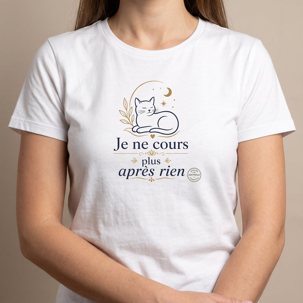 T-shirt unisexe blanc avec imprimé chat, feuillage doré et texte « Je ne cours plus après rien »