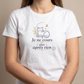 T-shirt unisexe blanc avec imprimé chat, feuillage doré et texte « Je ne cours plus après rien »