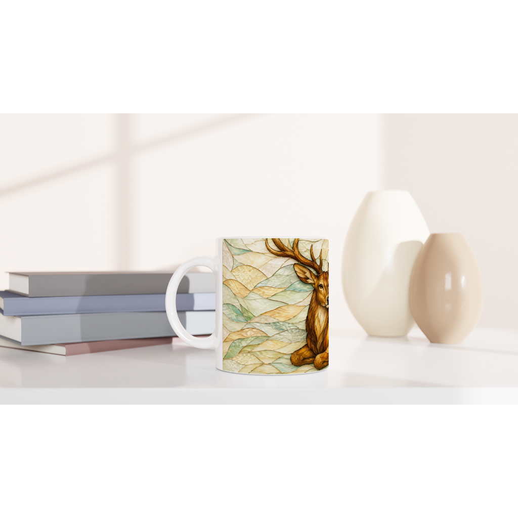 Mug en céramique blanche avec motif cerf parmi les feuilles, vu de côté.