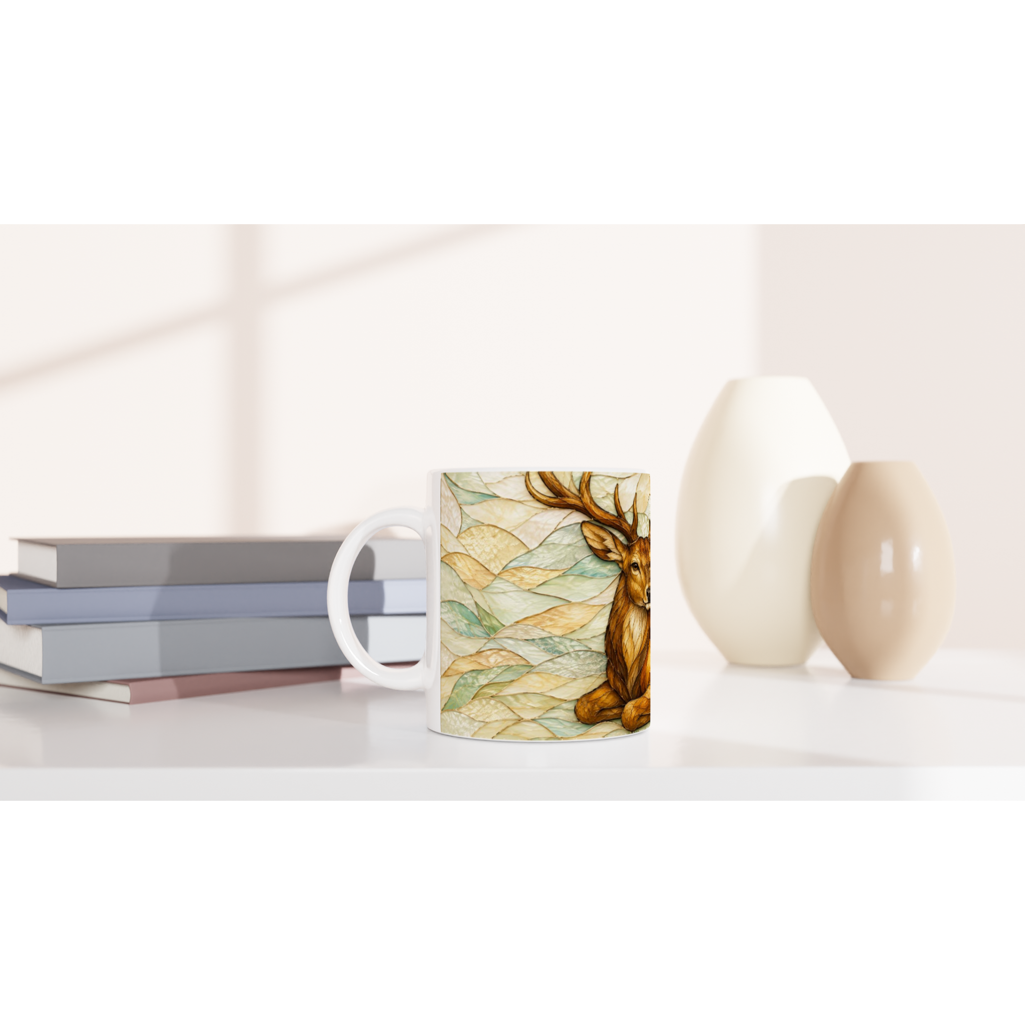 Mug en céramique blanche avec motif cerf parmi les feuilles, vu de côté.