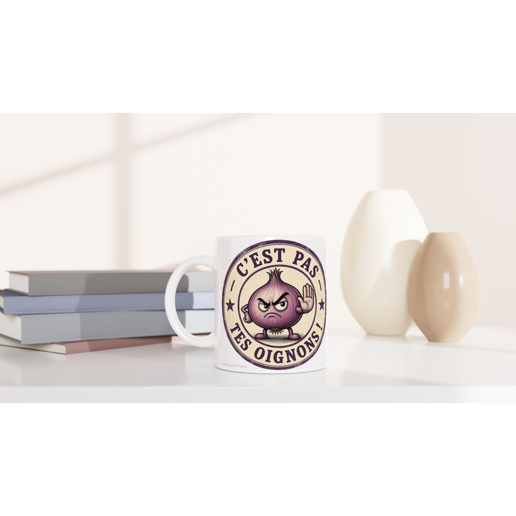 Mug blanc en céramique avec oignon violet et texte « C’est pas tes oignons ».