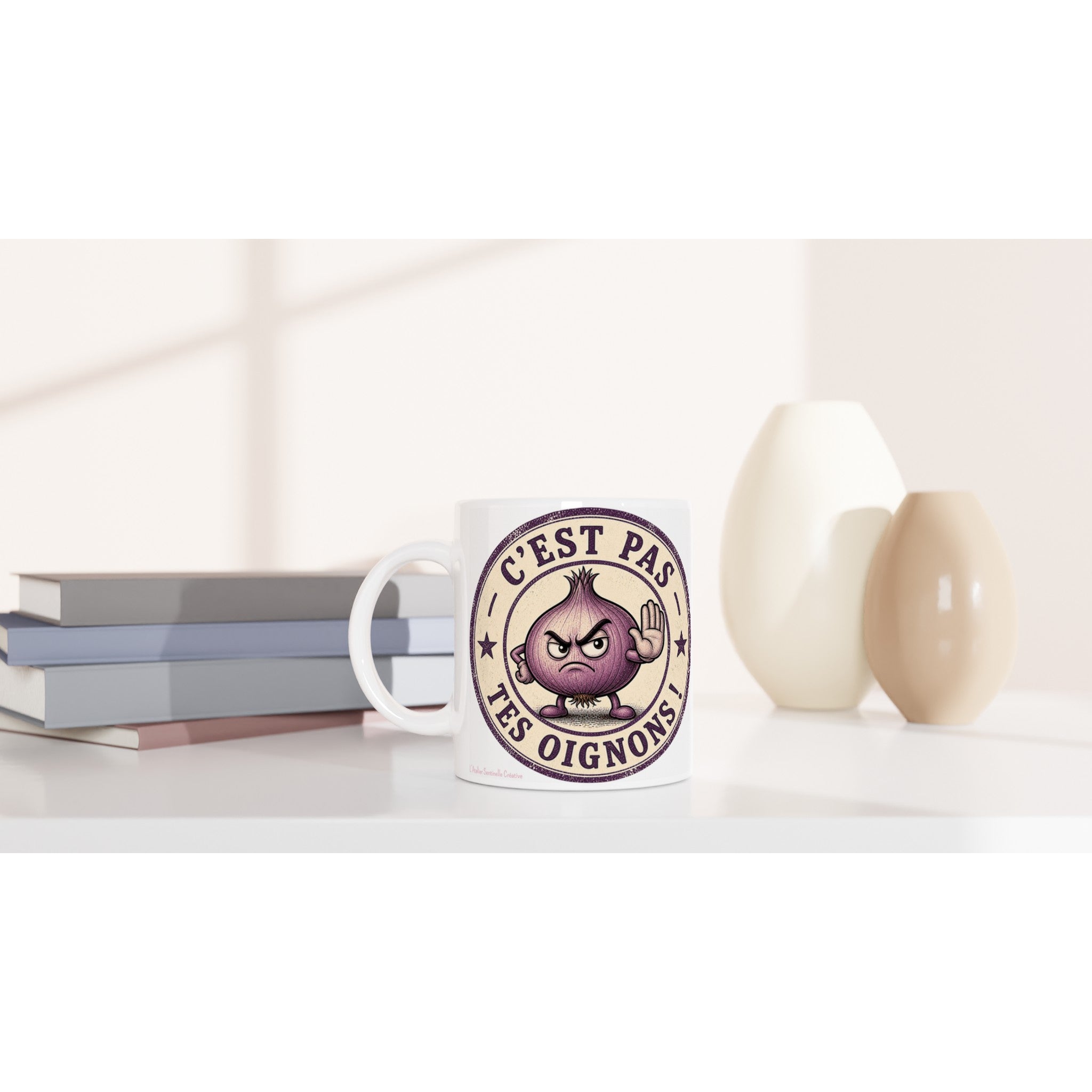 Mug blanc en céramique avec oignon violet et texte « C’est pas tes oignons ».