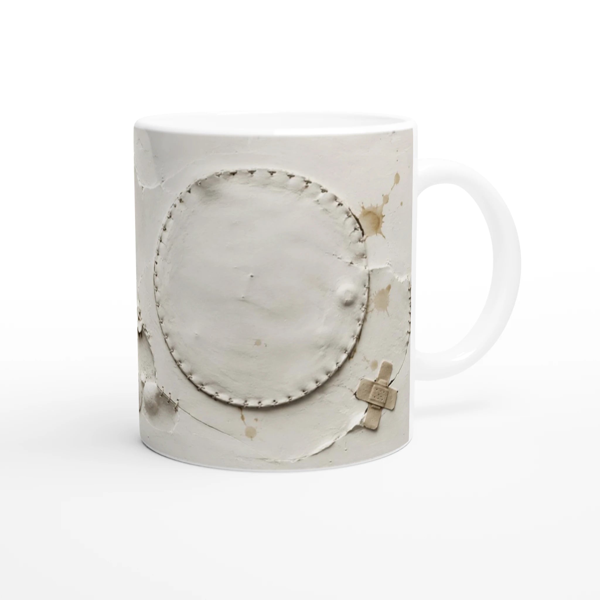 Mug en céramique blanche avec motif trompe-l’œil de sutures et éclats