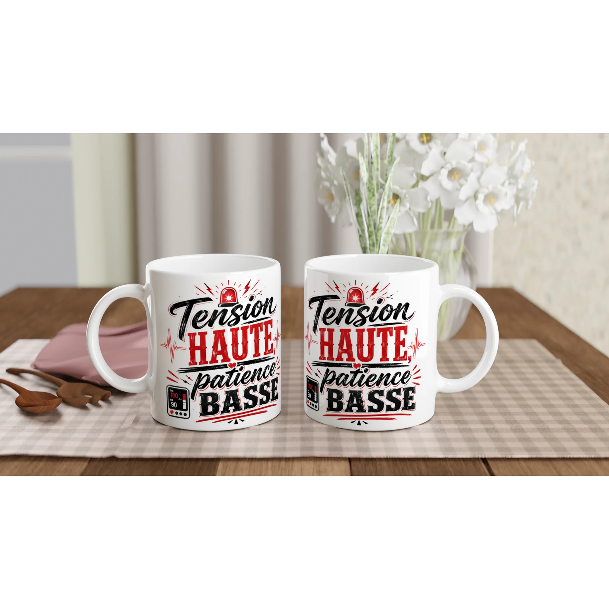 Deux mugs en céramique blancs, impression « Tension HAUTE patience BASSE ».