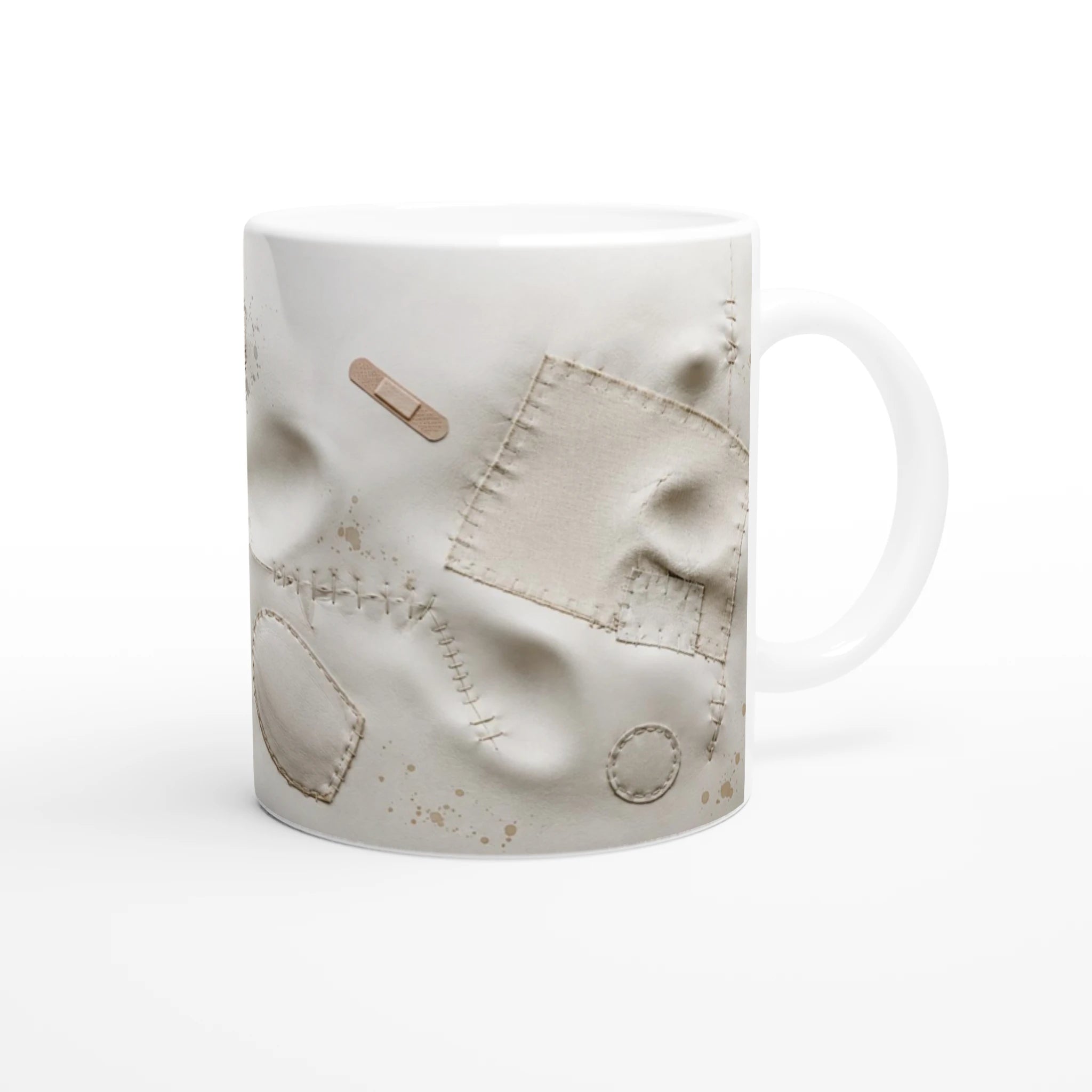 Mug en céramique blanche avec patch en biais et points de couture en relief