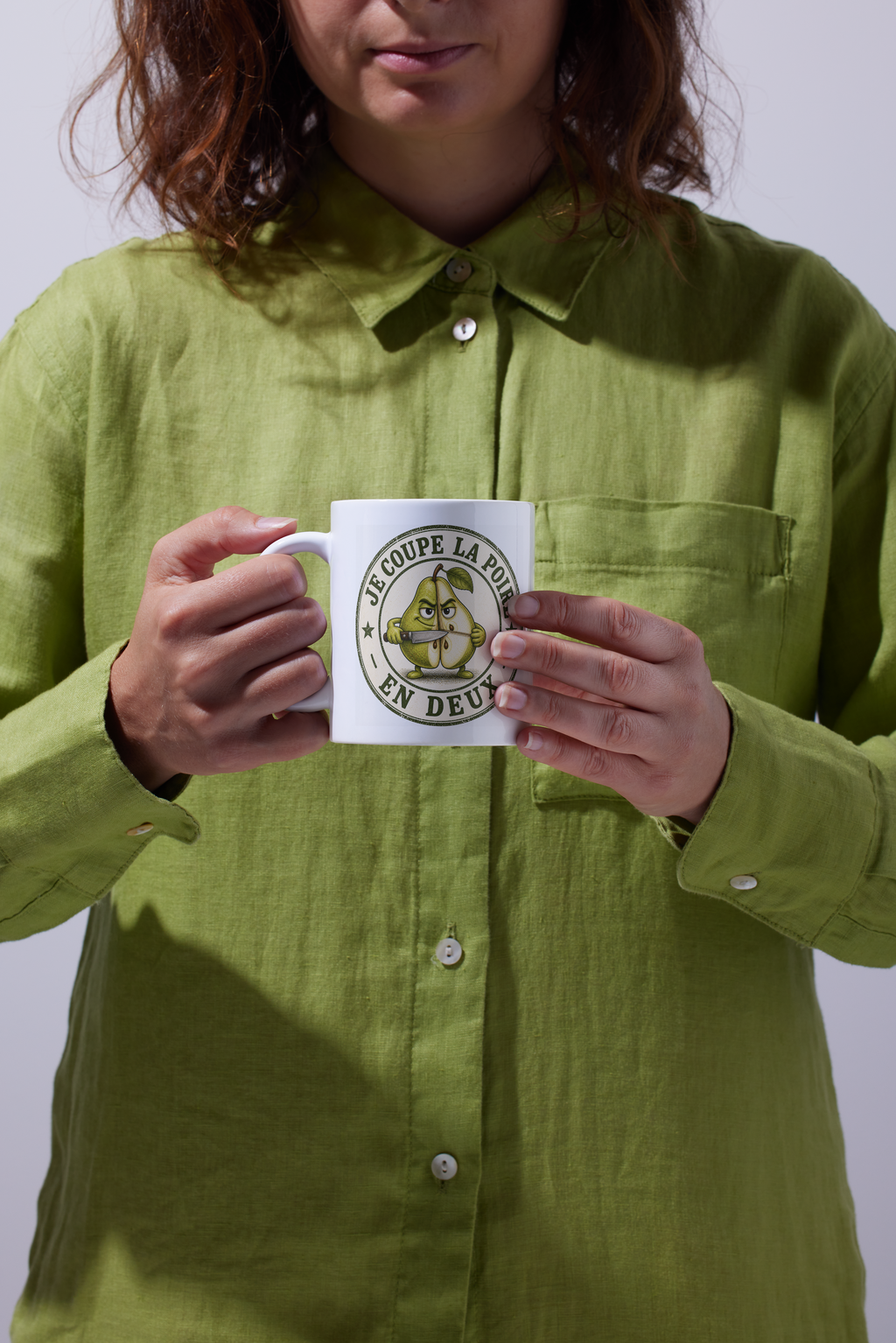 Mug blanc avec poire verte dessinée et texte « Je coupe la poire en deux »