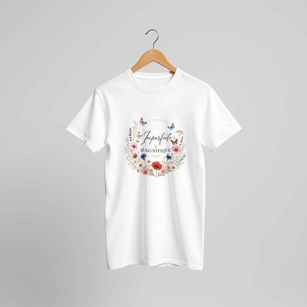T-shirt femme blanc à col rond, imprimé floral en couronne avec papillons, porté à plat.