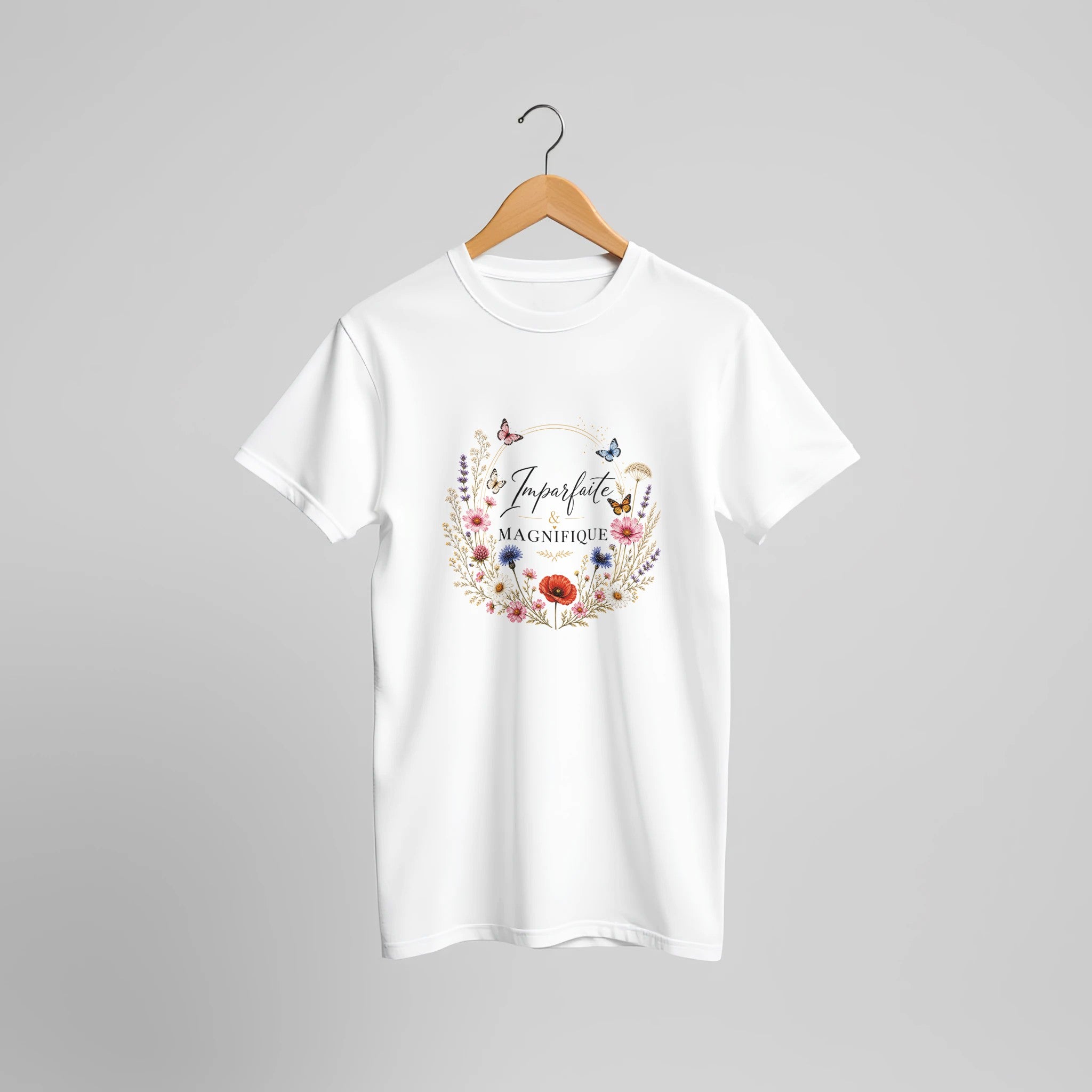 T-shirt femme blanc à col rond, imprimé floral en couronne avec papillons, porté à plat.