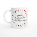 Mug blanc en gros plan, couronne de fleurs et texte « pour la plus belle des Mamans »