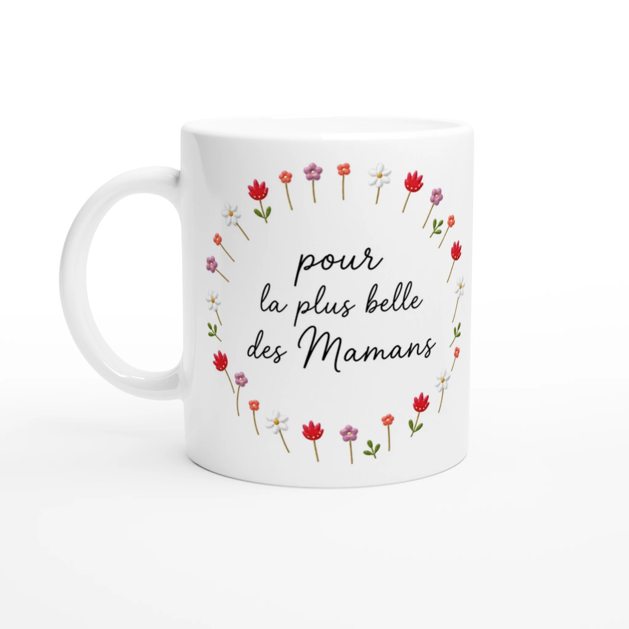 Mug blanc en gros plan, couronne de fleurs et texte « pour la plus belle des Mamans »