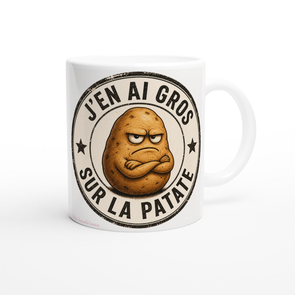 Tasse blanche avec visage de pomme de terre et lettrage circulaire « SUR LA PATATE »