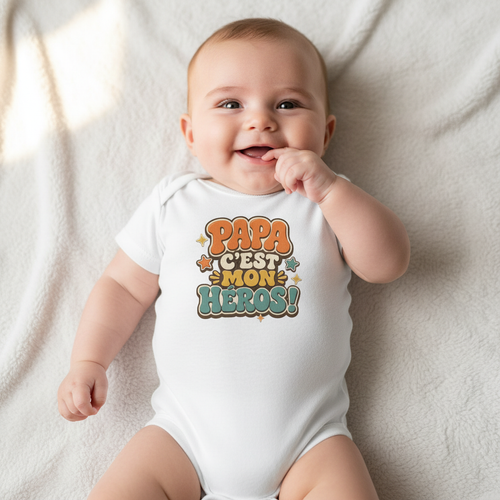 Body bébé blanc manches courtes avec inscription « Papa c’est mon héros ! »