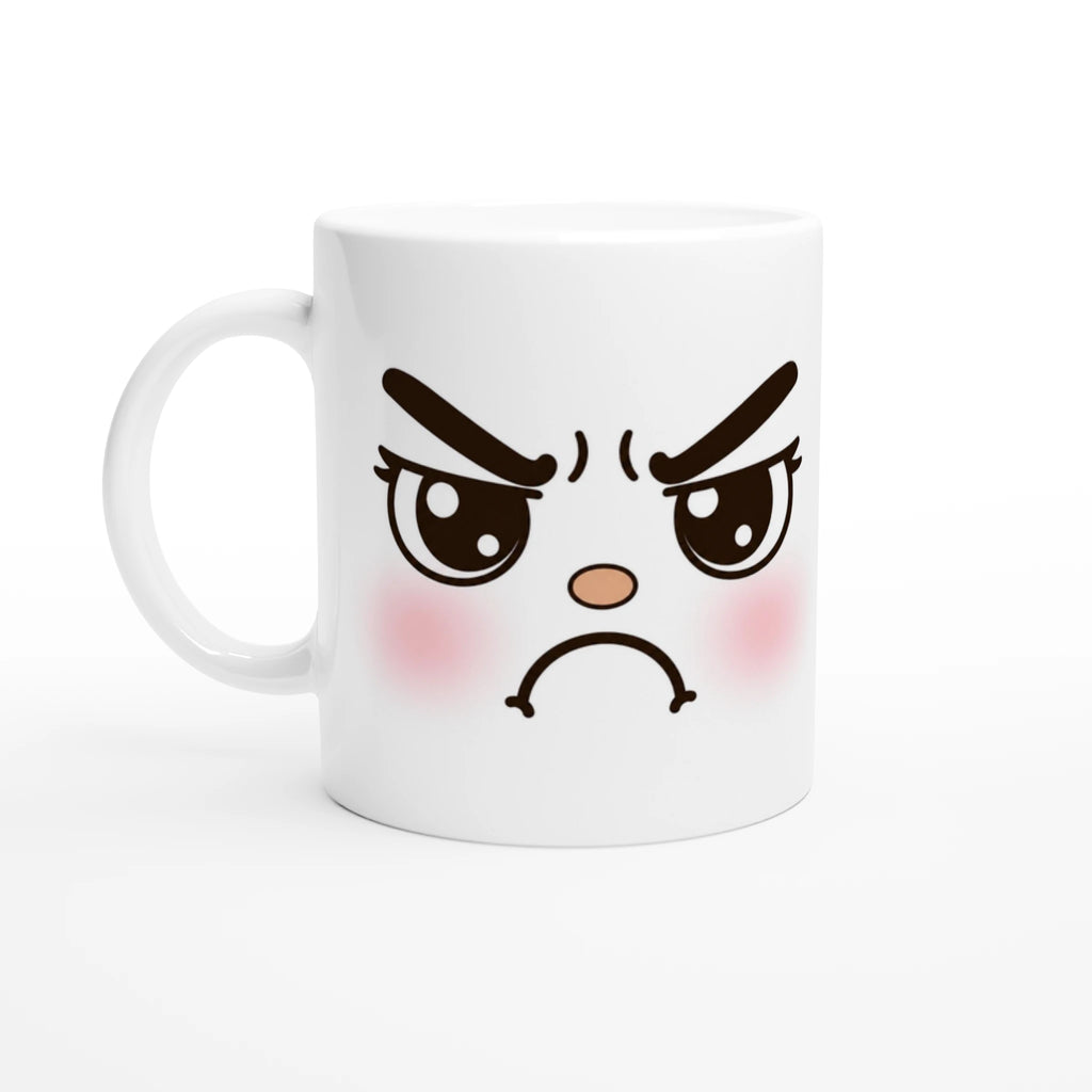 Mug blanc en céramique avec visage kawaii en colère, yeux fâchés et bouche boudeuse.