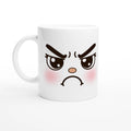 Mug blanc en céramique avec visage kawaii en colère, yeux fâchés et bouche boudeuse.