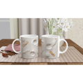 Deux mugs en céramique blanche, décor sutures et formes en relief marron