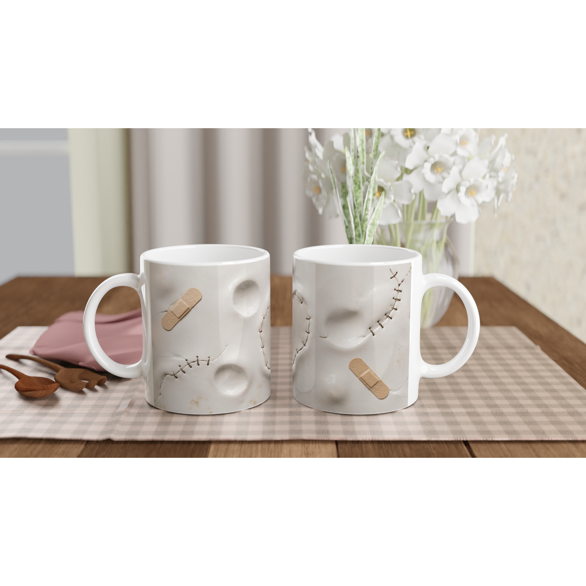Deux mugs en céramique blanche, décor sutures et formes en relief marron