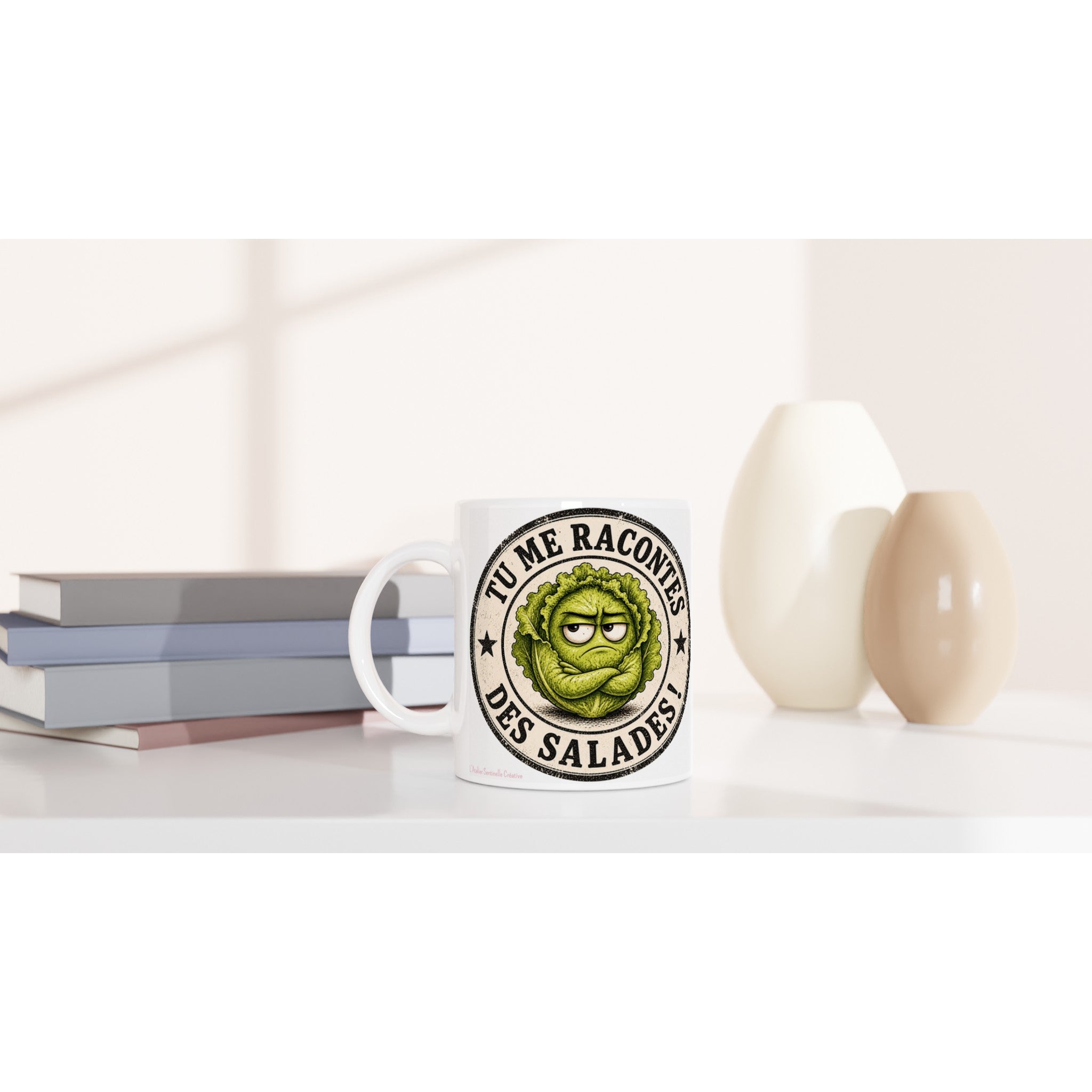 Mug en céramique blanc avec logo de visage de salade verte et texte « Tu me racontes des salades »