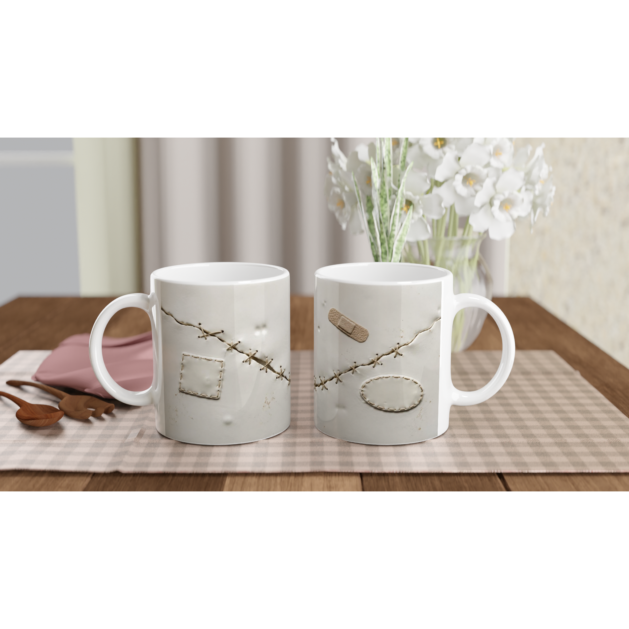 Deux mugs en céramique blanche avec broderie façon sutures et pansement trompe-l’œil.