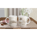 Lot de 2 mugs en céramique blanche, décor trompe-l’œil avec chaîne et plaque métallique
