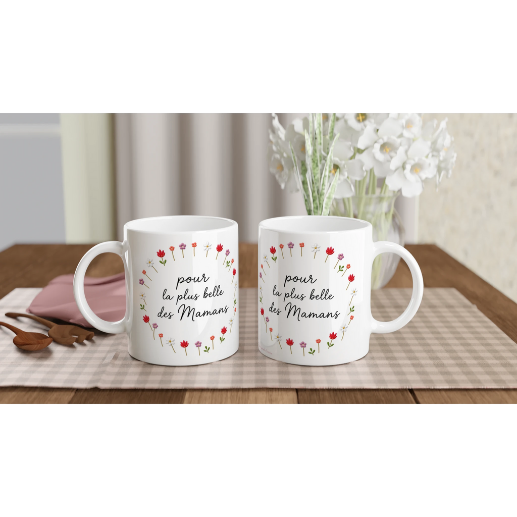 Deux mugs blancs avec couronnes de fleurs et inscription « pour la plus belle des Mamans »