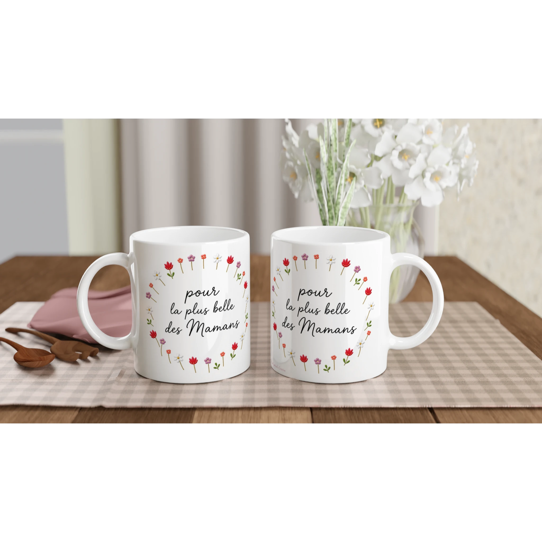 Deux mugs blancs avec couronnes de fleurs et inscription « pour la plus belle des Mamans »