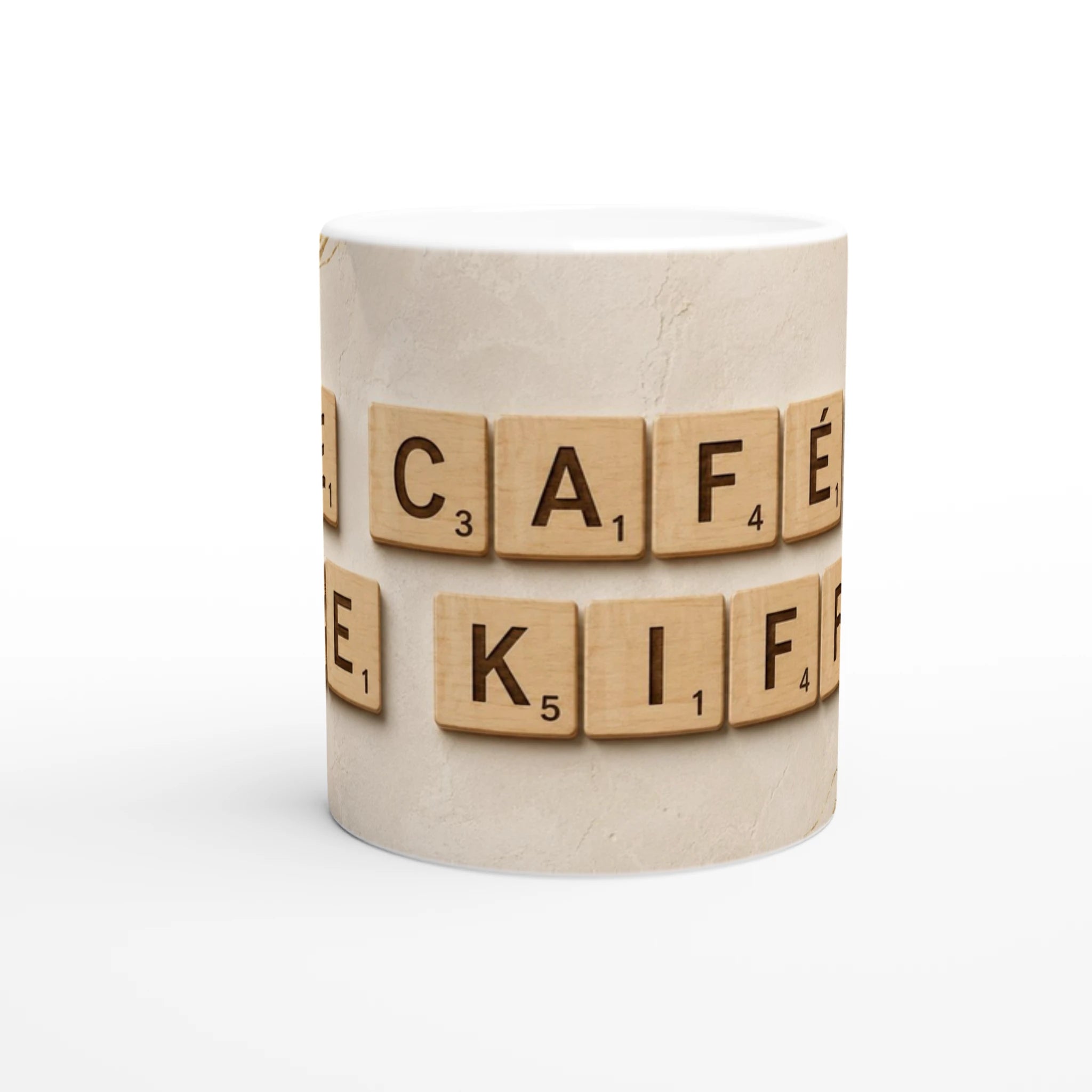 Mug blanc, lettres façon Scrabble beige formant des mots sur fond clair