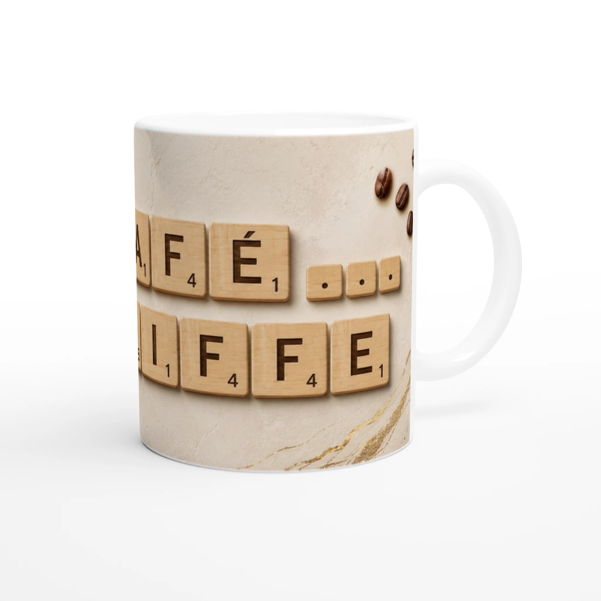 Mug blanc, lettres façon Scrabble beige et petits grains bruns sur la façade