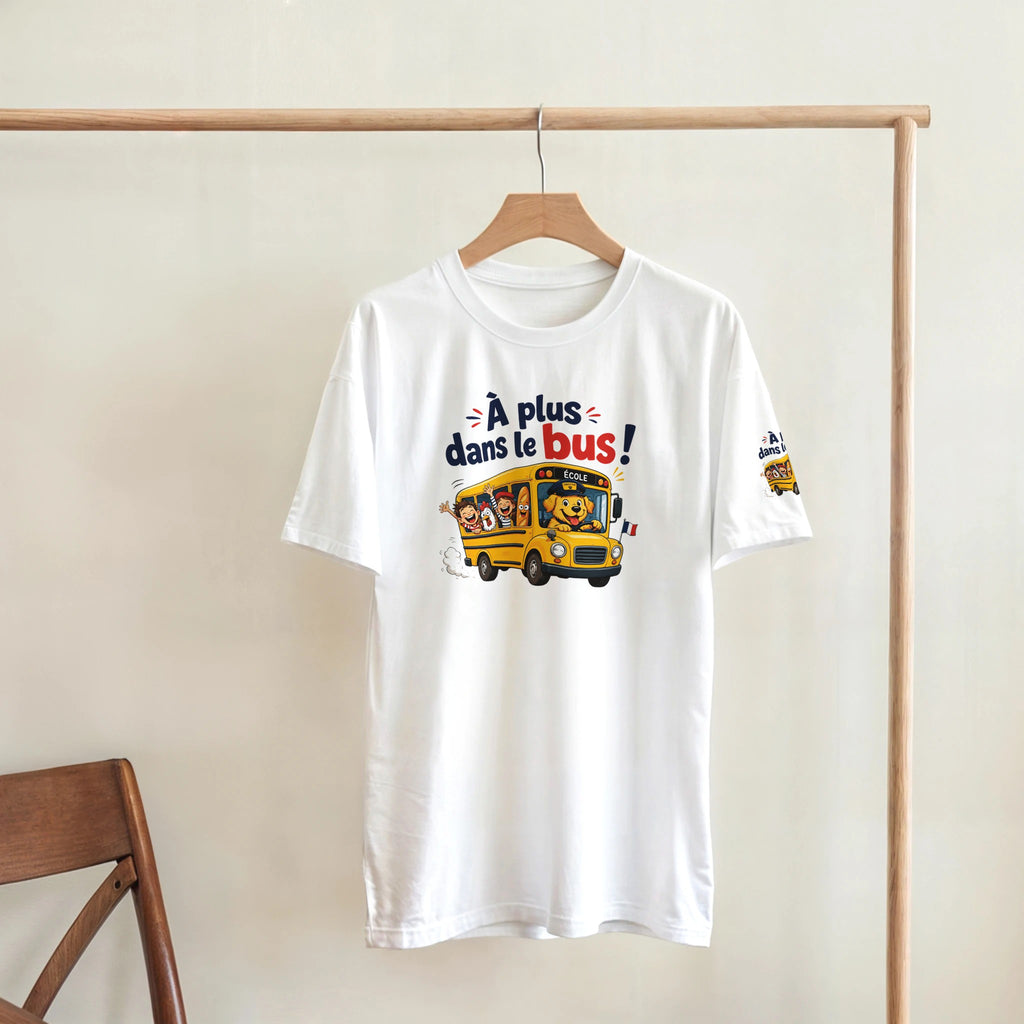 T-shirt blanc imprimé « À plus dans le bus » sur cintre en bois