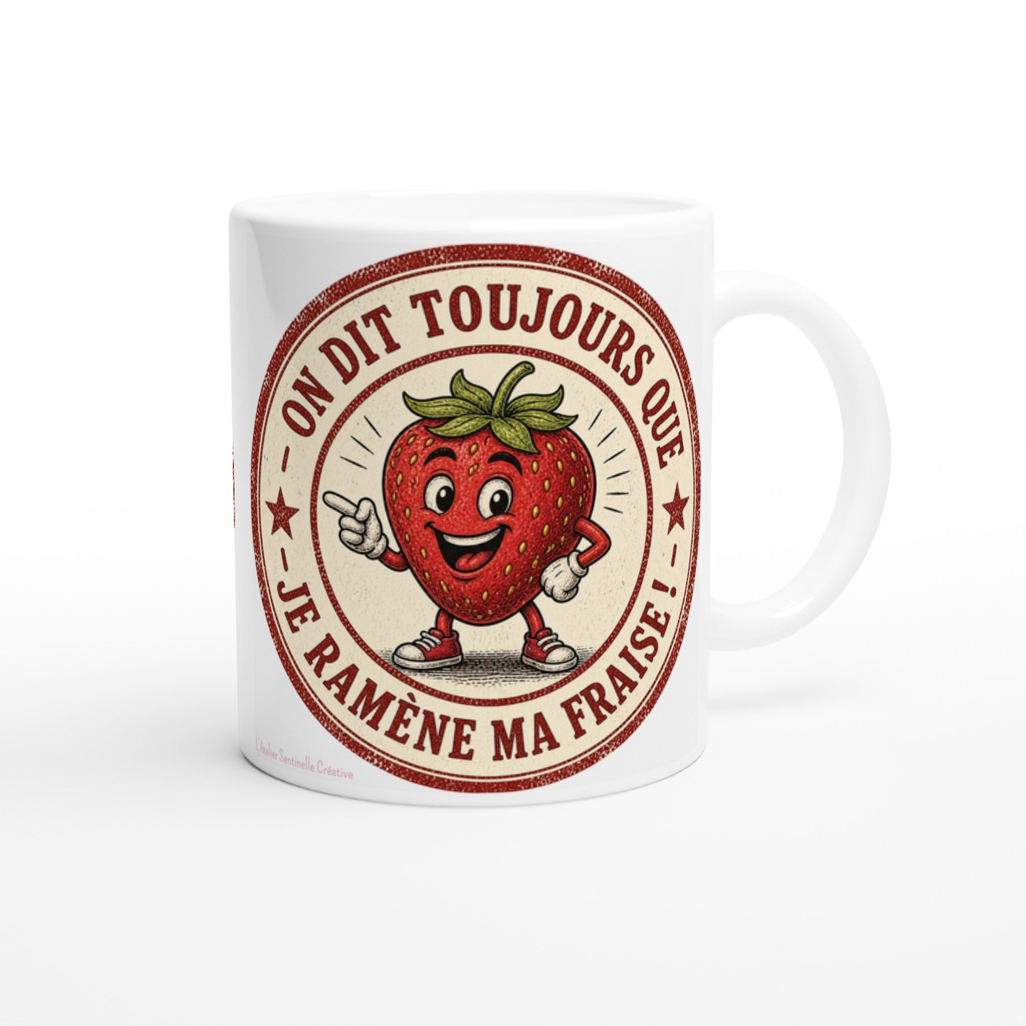 Mug blanc avec motif fraise souriante, vue de face et anse droite