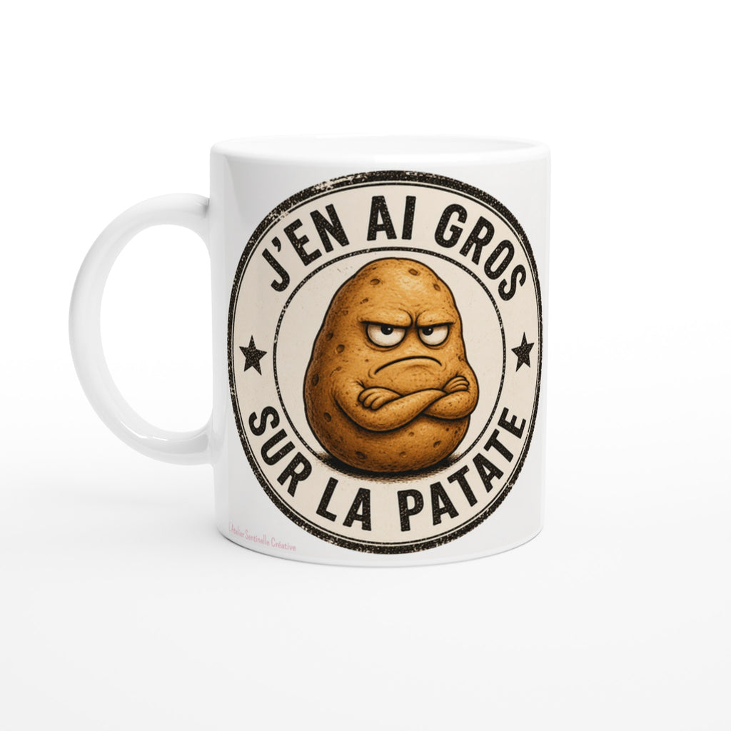 Tasse blanche en gros plan, visage de pomme de terre et texte circulaire « J’EN AI GROS SUR LA PATATE »
