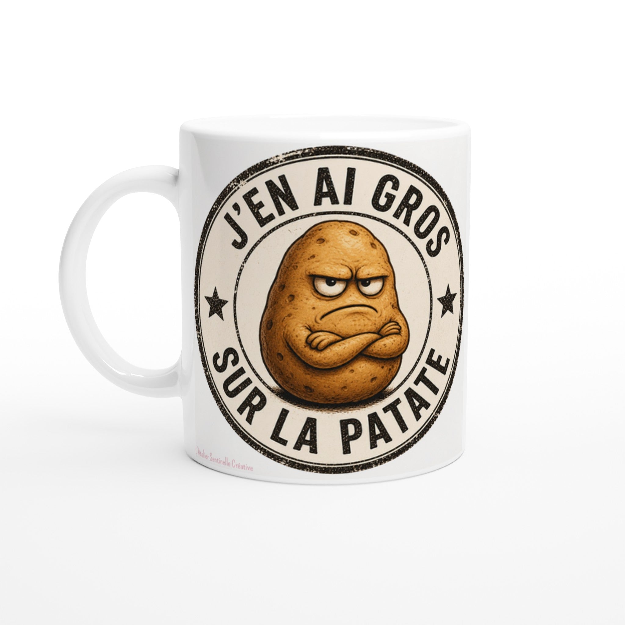 Tasse blanche en gros plan, visage de pomme de terre et texte circulaire « J’EN AI GROS SUR LA PATATE »