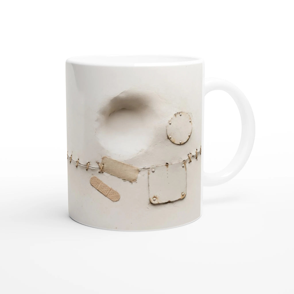 Mug en céramique blanche avec décor trompe-l’œil, chaîne et plaques ovales